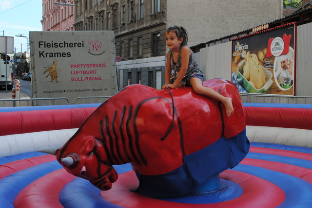 Die kleine Sonja daß wie eine Große auf dem Bullen, der von Bullriding-Chef Karl Wahl bedient wurde: "Die Kleine kann ganze sieben Minuten auf dem Bullen oben bleiben - beachtlich!"
