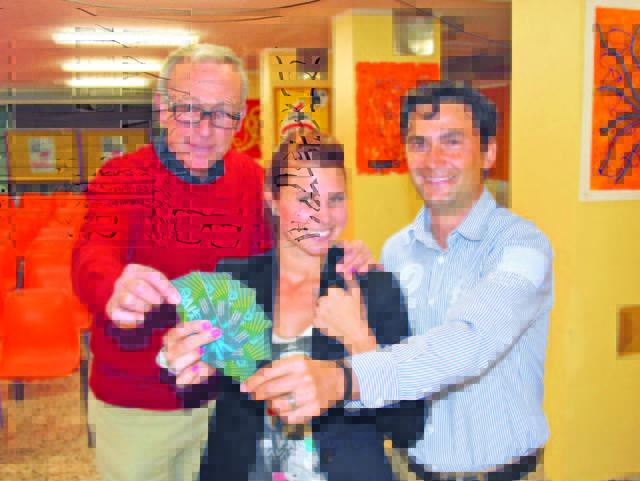 Freuen sich, dass die Karte einen reißenden Absatz
findet: Wilfried Magnet (links), Sandra Pichler und Markus Lakounigg