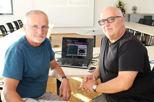 Ignaz Märzinger pflegt die Daten der Topothek. Wolfgang Baumüller (r.) ist als Obmann des Vereins Grenzgänger Initiator und Projektverantwortlicher.