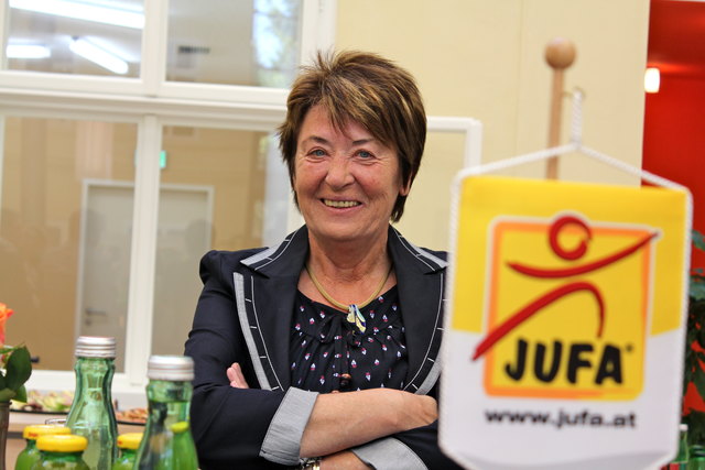 Bezirksvorsteherin Renate Angerer freut sich über das gelungene Jufa-Pojekt: "Hier möchte ich Urlaub machen!"