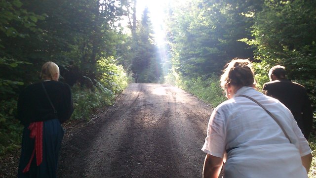 Die Jugend wanderte zu Fuß auf den Berg
