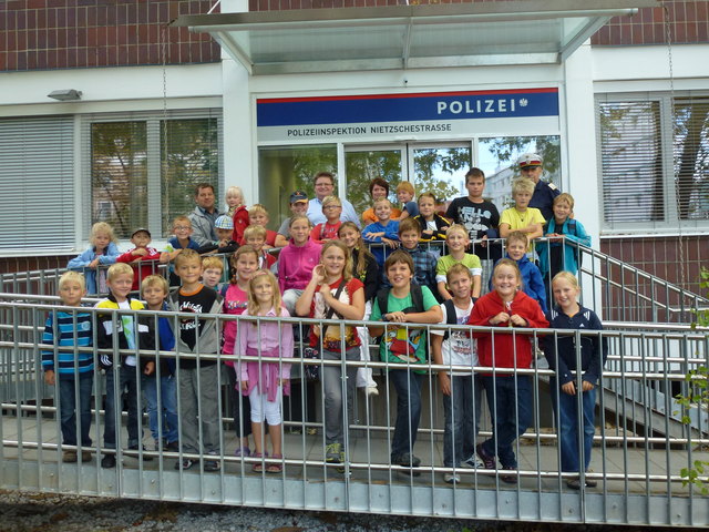 Die Teilnehmer der Ferienspielaktion mit Vizebürgermeister Martin Gaisberger und seinem Team vor dem Haupteingang der Polizei. | Foto: Privat