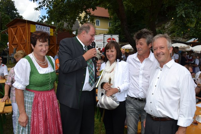 Organisatorin Anneliese Öhlinger, Bürgermeister Ignaz Knoll, Monika und Siegfried Waibel aus Teneriffa, Moderator August Haderer. | Foto: Karin Schwaiger