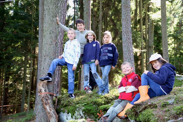 Beinah verwegen präsentieren sich die jungen Teilnehmer beim „Abenteuertag in der Natur“; im Bild Jara Pan, Magdalena Hahn, Jona Eckertsdorfer, Raphael Becherer und Sophie Jungwirth mit Workshopleiterin Ingrid Wagner | Foto: PAN