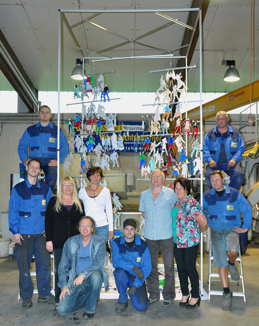Firmenleiter Josef Wamprechtshammer mit Gattin zusammen mit der Belegschaft und den Künstlern Hermine Reidinger und Michael Sardelic vor dem Ruhr-Biennale-Objekt "The Good, The Bad And The Dead". | Foto: HuM-ART