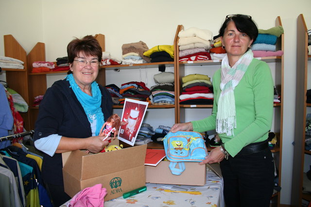 Liebevoll füllen Felicitas Haring und Cornelia Hödl die Packerln für Kinder in Lettland und Albanien. | Foto: B. Pototschnig
