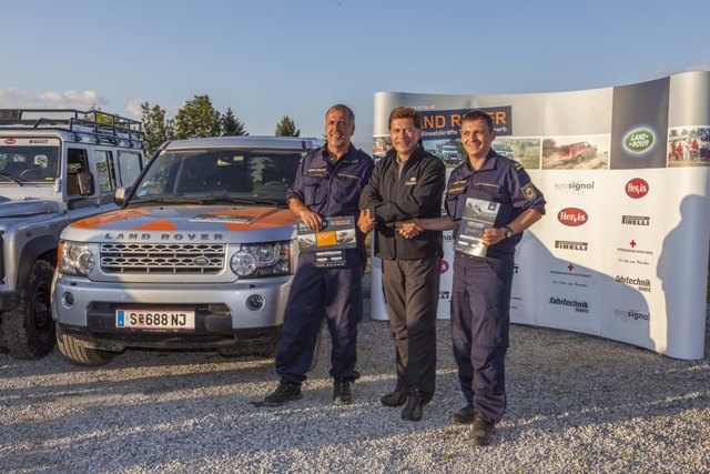 Die Gewinner des Einsatzkräfte Teamwettbewerbs 2012: Simon Mayer (r.) und Stephan Pixner (Tiroler Bergwacht Diensthundestaffel) mit Gratulant Georg Staudinger (Brand Director Land Rover Austria) | Foto: Land Rover