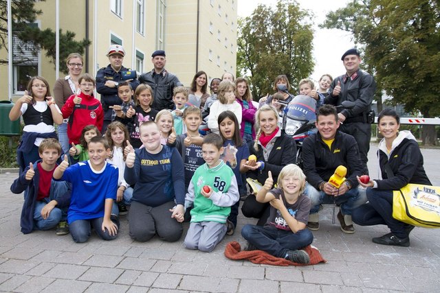 Reinhold Pinnitsch (PI Kalsdorf), Hans-Peter Tatzer (PI Unterpremstätten), Thomas Koppauer (PI Kalsdorf) v.l. mit der 4. Klasse der VS Kalsdorf | Foto: LPD Steiermark/Makowecz