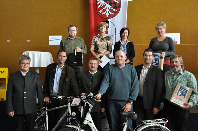 Amtsleiter Martin Lehner (links), Bgm. Berthold Baumgartner (Dritter v. li.) und Lorenz Schmidtberger (5. v. li.), von Elektro Pühringer, Arbing mit den glücklichen Gewinnern. | Foto: Privat