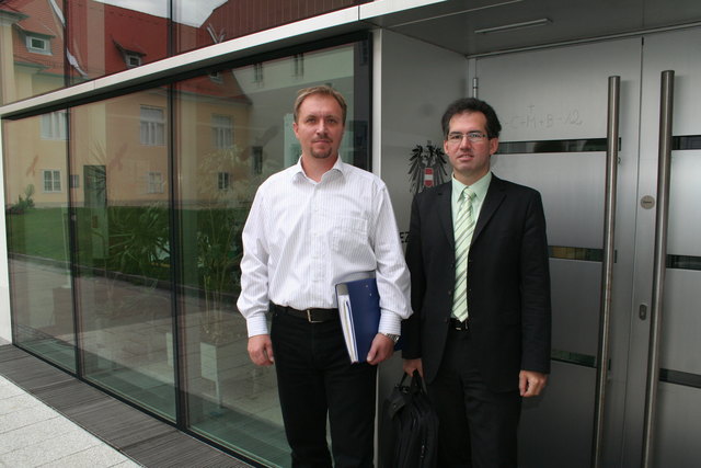 Kläger Martin Planyavsky und Rechtsanwalt Robert Steinacher versuchen, die Umsetzung des Grüngürtels zu verhindern.