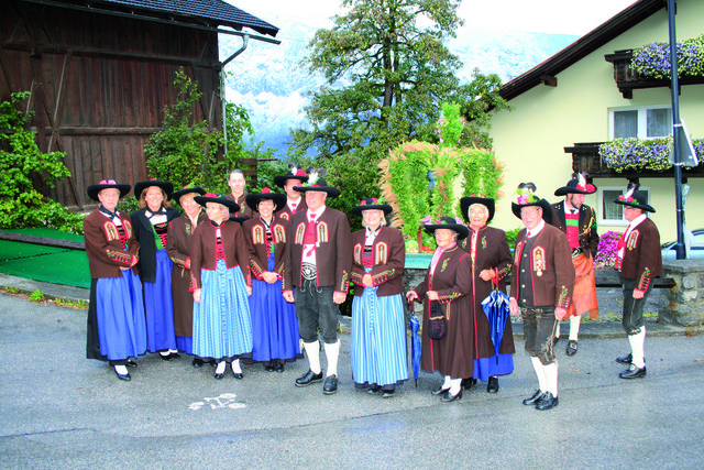 Trachtenverein Sautens mit Erntekrone. | Foto: Gemeinde Sautens