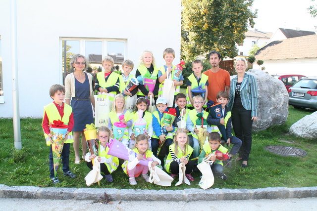 Klassenlehrer Fr. Weber links, Schüler der Ersten Klasse, Obmann Roland Rankl, Margit Fazeny rechts,
