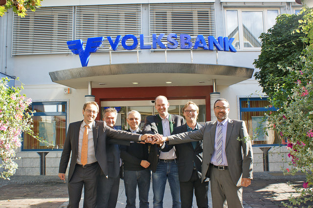 Freuen sich über die Verlängerung der Kooperation - Vertreter der Stadt, Einkaufsstadt, Tourismusverband und der Volksbank für den Bezirk Weiz. | Foto: WOCHE