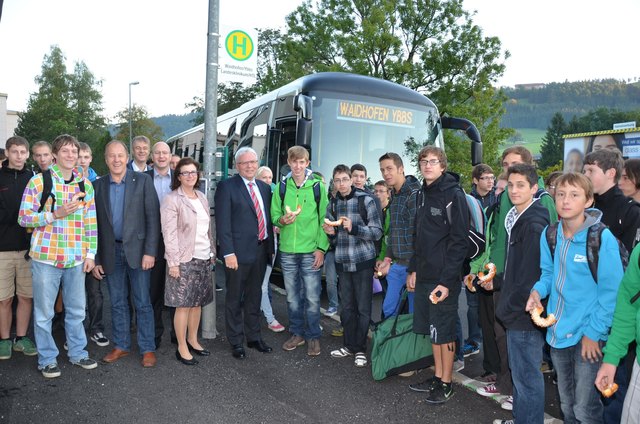 Die ersten ankommenden Fahrgäste wurden mit einem Frühstückskipferl begrüßt. | Foto: Langwieser