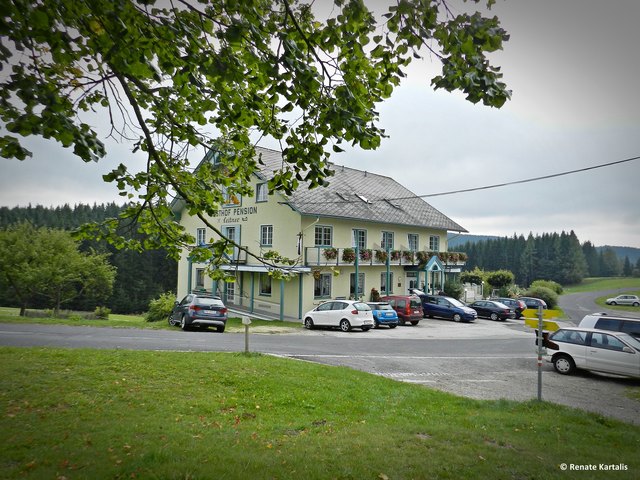 ... wem das Essen des RC nicht unter die Nase geht, hat vis a vis den Gasthof mit vorzüglichen Speisen ...