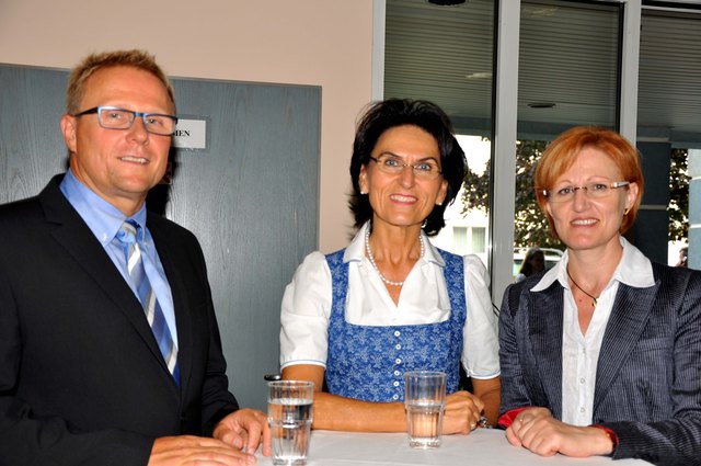 Direktor Christian Peinbauer, Eva Siegrist und Pflegedirektorin Gertraud Schmitzberger. | Foto: gespag