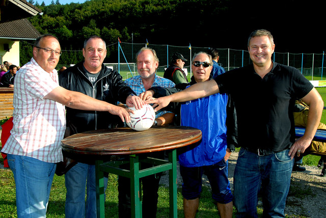 SV-Gablitz Vize Bgm. Hannes Hlavaty, Johann "Honso" Neumayer, Franz Petz und Johannes Zaiser mit Obmann Andreas Forche haben die Patronanz für das Derby gegen Pressbaum übernommen | Foto: privat