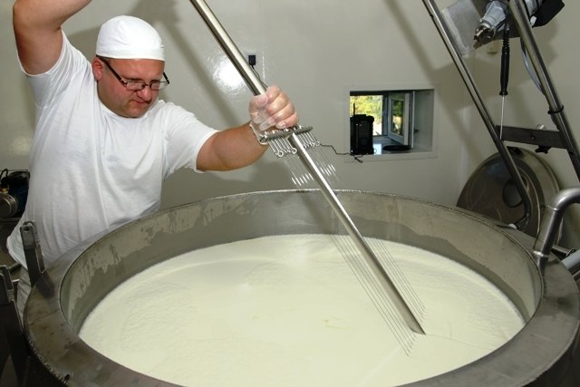 Der Meister bei der Arbeit: Christan Somann´s Ziegenkäse wurde mit Silber geehrt. | Foto: privat
