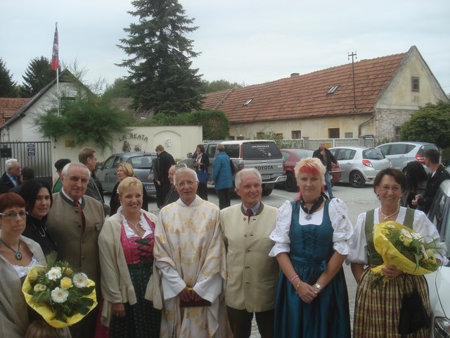 Bildtext : (v.l.) Fahrzeugpatin Silvia Hompasz, Hilfswerk-Betriebsleiterin Claudia Knötzl, Bgm. ÖkR Franz Ehrenhofer, Hilfswerk-Vorstandsmitglied Alexandra Frania, Pfarrer Franjo Radek, Hilfswerk-Vorsitzender LAbg. a.D. Helmut Doppler, DGKS Bernadette Lichtenauer und Fahrzeugpatin Judith Wappl bei der Fahrzeugweihe des Hilfswerks Pottendorf-Seibersdorf am 23. September in Siegersdorf.