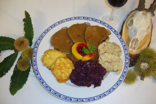 Wildbret mundet: Hirsch mit Rotkraut, Semmelrolle und Erdäpfelrösti.