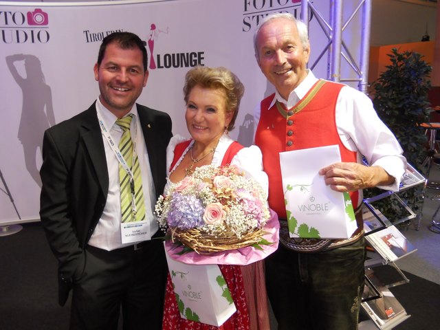 Messe-Projektleiter Stefan Kleinlercher gratulierte den Schlagerstars Rosi und Leo zu ihrem schwungvollen Auftritt in der „Tirolerin Ladies-Lounge“ bei der FAFGA in Innsbruck