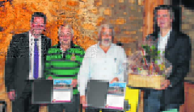 Ehrung für Wirtschaftstreibende: Müller, Ex-Gastronom Helmut Kuchling, Ex-Sinnex-GF Walter Puschl, Vize-Bgm. Josef Kanz (v. li.)