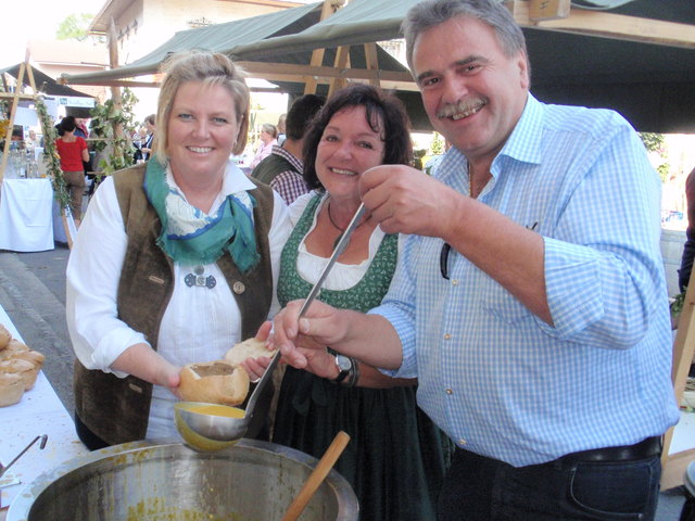 Bgm. Ewald Lindinger schenkt auch heuer wieder eine Kürbiscremesuppe aus. | Foto: Privat