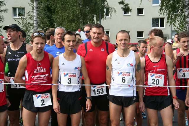 Bgm. Baumberger  vor dem Start zum Hauptlauf. Mit im Bild die drei schnellsten Läufer. Nr.2 Alexander Weiß (2.), Nr. 3 Martin Doleschal (Sieger des Anton Bruckner Laufs und Landesmeister) sowie Nr. 6 Roman Pachlatko | Foto: Ansfelden