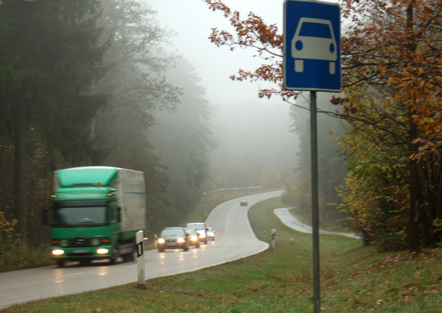 In Verbindung mit Herbstlaub, Fallobst oder anderen Verschmutzungen reichen schon feuchte Straßen, damit die Reifen keinen Kontakt mehr mit der Straße haben. | Foto: Sturm/pixelio.de