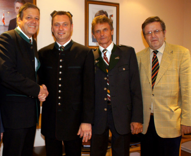 Der neue Bürgermeister ist Manfred Reisenhofer (2.v.l.). Adlgasser, Janisch und Plauder gratulierten.