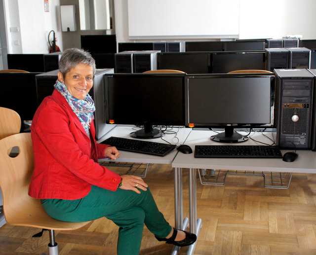 Rudolfine Praßl sitzt im EDV-Raum Probe. Informatik wird immer wichtiger.