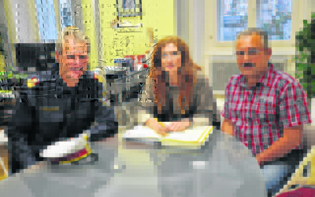 Gut vorbereitet: Horst Jessenitschnig, Bezirkshauptfrau Claudia Egger und Ferdinand Schweiger