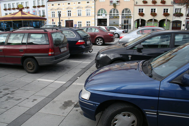 Die Grünen geben zu bedenken, dass nun viele Dauerparker legal die Parkplätze der Kunden verstellen werden.