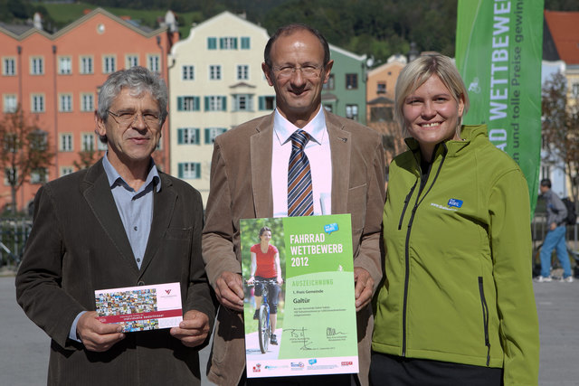 Die Gewinner des Tiroler Fahrradwettbewerbs aus dem Bezirk Landeck, Bgm. Helmut Kofler und LA. Bgm. Anton Mattle, mit Anna Schwerzler von Klimabündnis Tirol (v. l.).