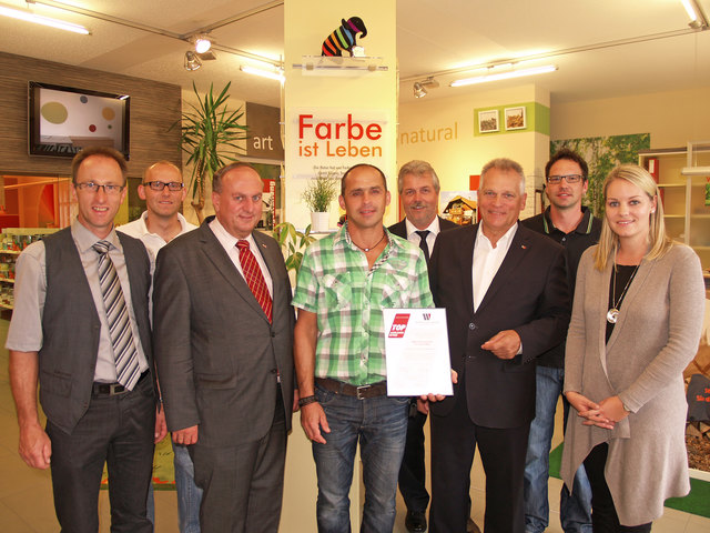 Gratulation zum „Top-Ausbildungsbetrieb“ an Malerei Schaubmaier (von links): Bürgermeister Albert Stürmer, Wolfgang Mauracher, WKOÖ-Präsident Rudolf Trauner, Friedrich Schaubmaier, WB-Bezirksobmann Herbert Mairhofer, WB-Direktor Gottfried Kneifel, Johannes Hauder, Landtagsabgeordnete Patricia Alber. | Foto: Wirtschaftsbund