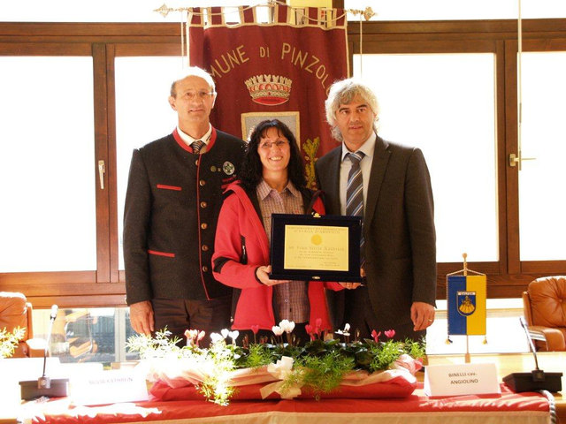 Silvia Kathrein mit Bgm. LA Anton Mattle und Bgm. William Bonomi (Pinzolo/Trentino).