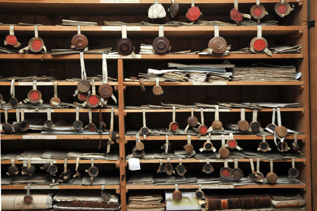Blick in einen Archivschrank, der wichtige Dokumente zur Geschichte der Familie Sterzinger enthält.