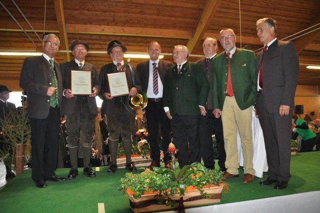 Bgm. Hans-Peter Schlagholz, Gründungs- und Ehrenmitglied Johann Sacher, Gründungsmitglied Josef Pirker, Landesjagdreferent und LH-Stv. Kurt Scheuch, Gründungsmitglied Herbert Hauser, Gründungsmitglied Herbert Kögler, Landesjägermeister-Stv. und Landesjagdhornreferent Josef Monz, Bezirksjägermeister Walter Theuermann