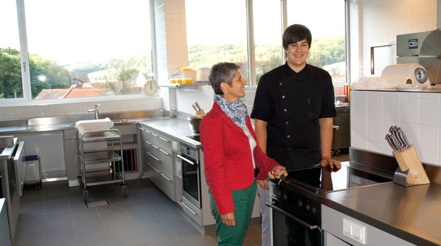 Groß angelegtes Kochen: Direktorin Rudolfine Praßl lobt ihren Lehrling. Er hat bereits sauber gemacht.
