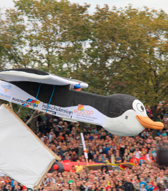 „Kowalski Pinguin“ mit Heinz Hösch aus Unterweißenbach erreichte beim Red-Bull-Flugtag in Wien Platz drei.
