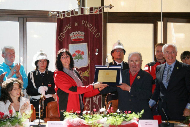 Die geehrte Silvia Kathrein mit Angiolino Binelle, Präsident des Komitees der Internationalen Alpinen Solidarität.