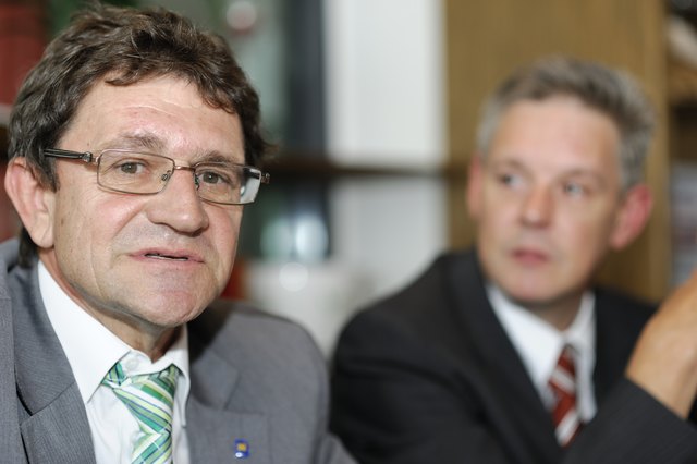 Rupert Dominik (li.) sprach mit Hermann Hauer über Leistungen für den Bezirk.