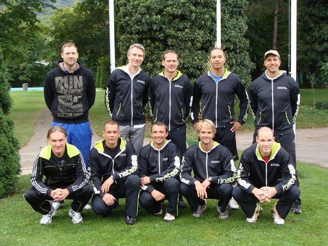 Foto vorne Vorne vlnr:  Wolfgang Plosky, Jürgen Voith, Markus Werfring, Reinhard Kiefer,                                                                                                                                                                           Constantin Burkheiser
Hinten vlnr: Masseur Christian Knoll, Alexander Stepan, Manfred Piermayer, Robin Lumsden, Christian Holub | Foto: zVg