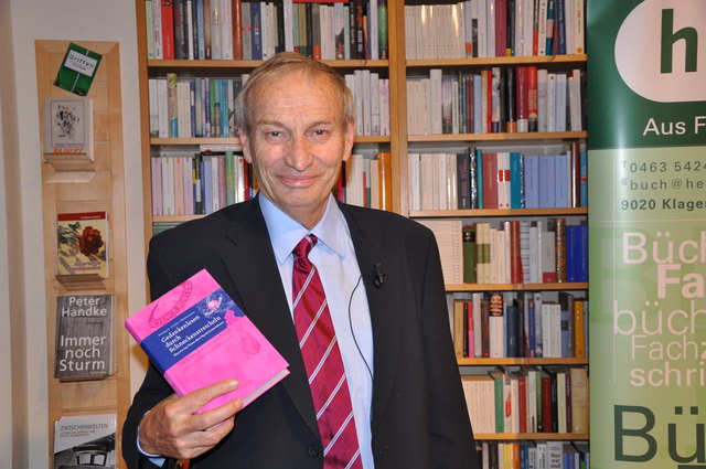 Heinz Oberhummer mit dem neuen Buch "Gedankenlesen durch Schneckenstreicheln"