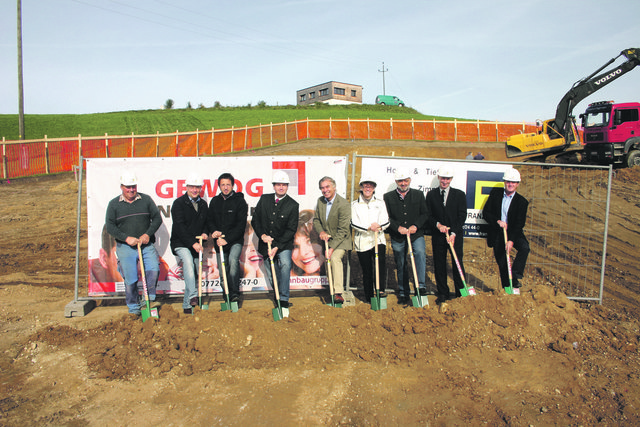 Von links nach rechts: Polier Josef Eichberger und Oskar Franzmair von der Firma Franzmair, Bernd Klocker von der Gewog, Bürgermeister Gerhard Berger (SPÖ), Rudolf Demmelbauer von der Gewog, Vizebürgermeisterin Gabi Haslinger (SPÖ), Hermann Kinz (ÖVP), Johann Prüwasser (FPÖ), sowie, in Vertretung für Landesrat Manfred Haimbuchner, Roman Breckner (FPÖ).