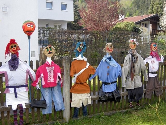 Figurenzaun der VS Völs auf der VKW - VölserKunstWiese - Detail