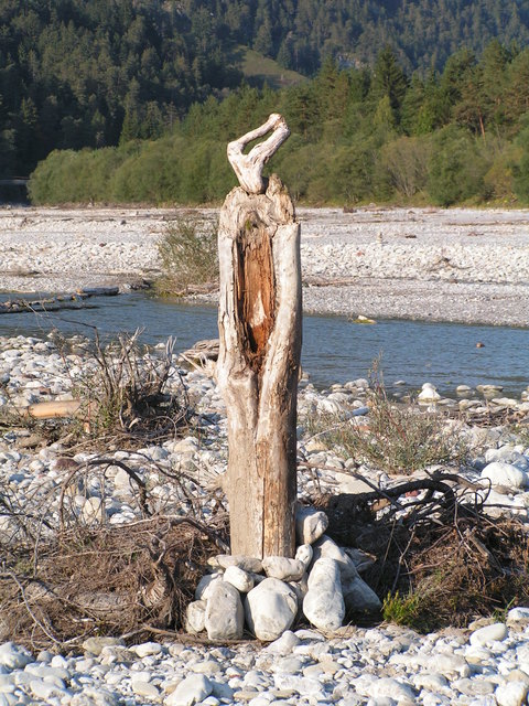 Materialien, die man in der Natur finden kann, werden zu Kunstwerken.