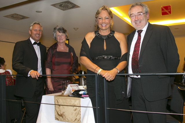 LR Tina Widmann und Direktorin Ingrid Mittendorfer genießen nach der Eröffnung mit ihren Männern die Ballstimmung im großen Saal des Congress in Saalfelden
