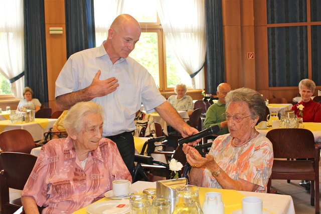 Hausbewohnerinnen Marie Possanner und Hildegard Pfeiler mit Johann Grill von der Verbrechensprävention.
