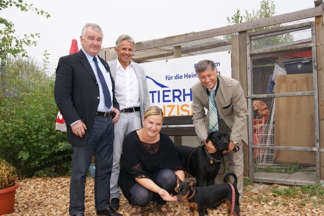 LR Kurzmann zeigte großes Interesse bei seinem Besuch im Tierheim Rosental und beantwortete unsere offenen Fragen.